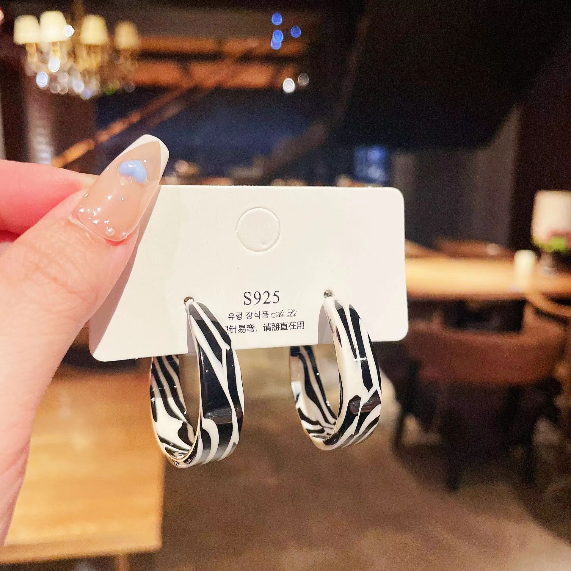 

Серьги-кисточки с жемчужиной-каплей и стразами One Size