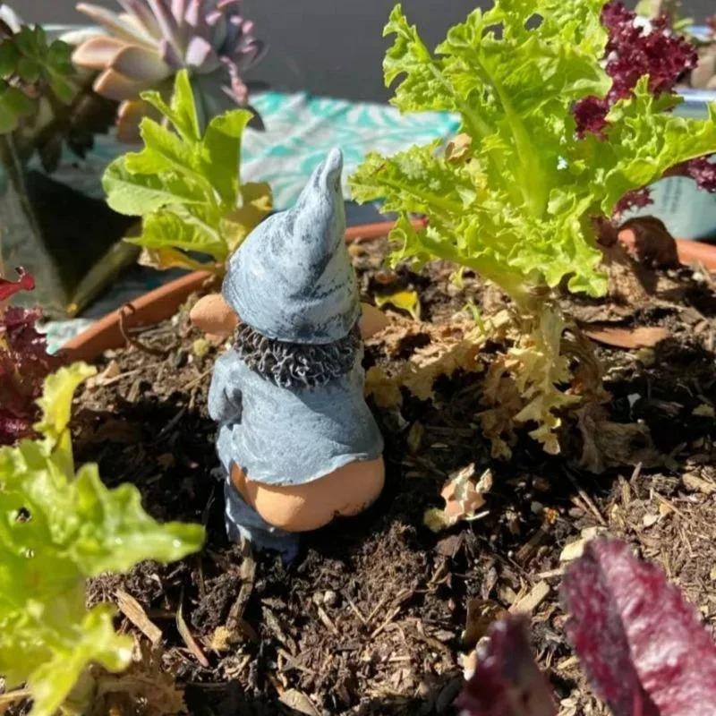 Statua di Gnomo Divertente Decorazione da Giardino Nano che Defeca Ornamento Decorazione Prato Cortile Casa Artigianato in Resina