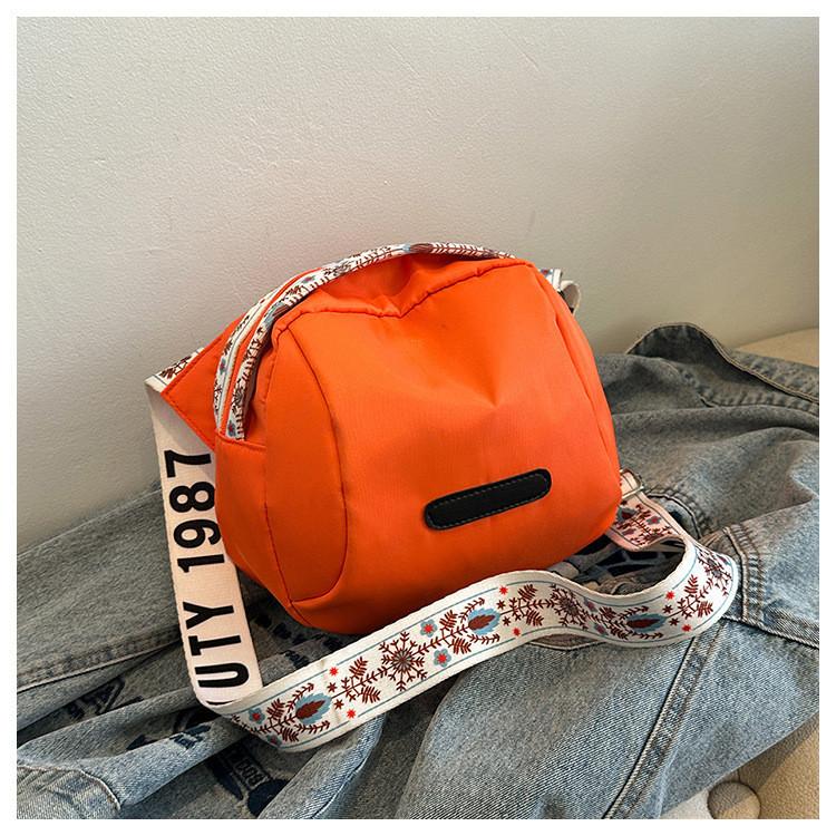 New Simple Casual Single Shoulder Unique Fashion Shell Bag Lightweight Artistic Large Capacity Crossbody Bag