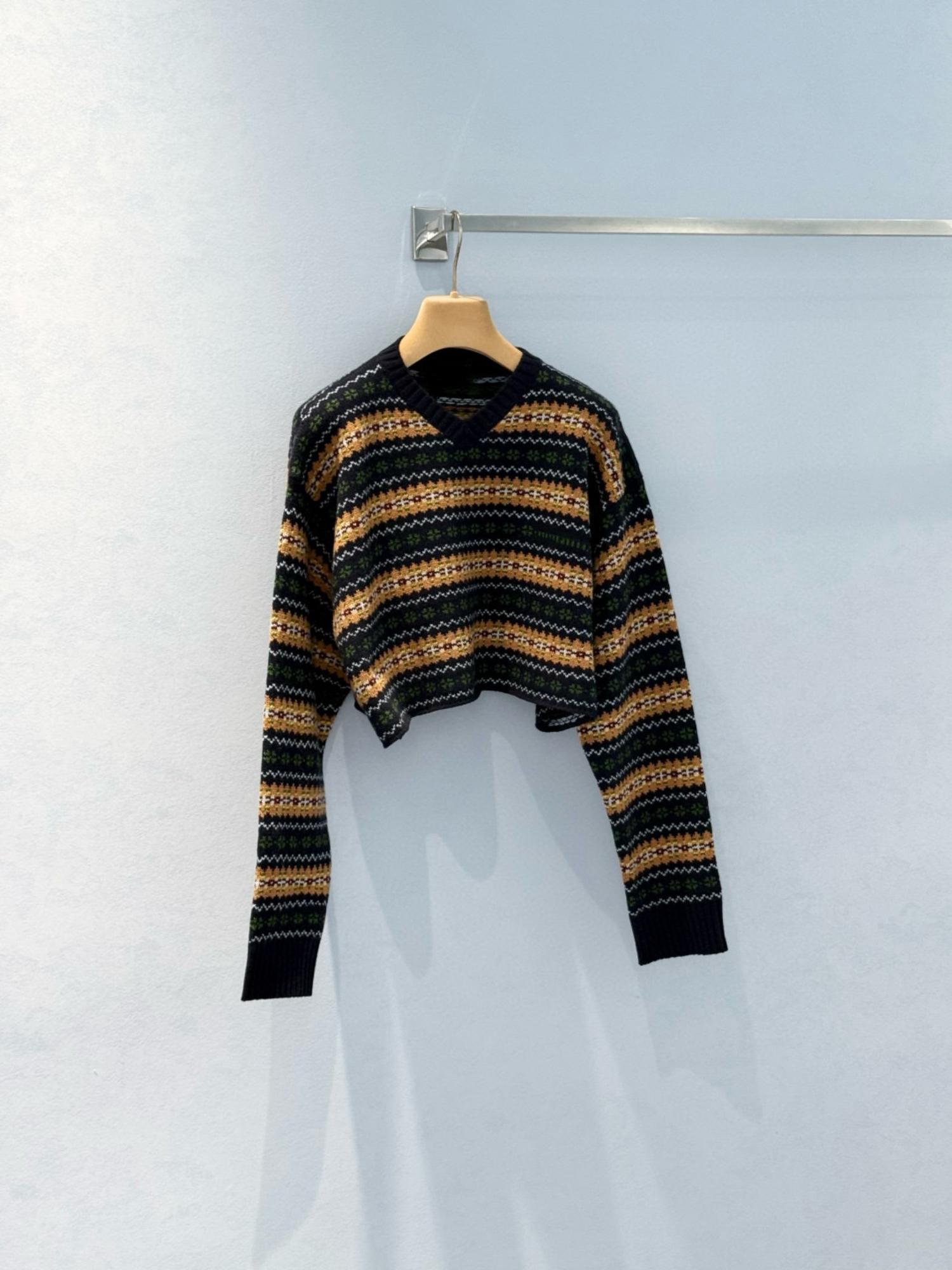 Shenzhen Nanyou haute couture wool, Fair Island letter logo inlaid retro short knitted sweater is available in stock. S