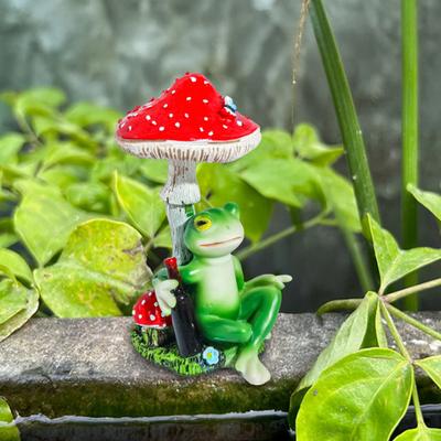 Red Mushroom Drinking Frog Statue Holding Beer Bottle Sitting Frog Resin Figurine Animal Sculpture Indoor Outdoor Garden Decoration Ornament