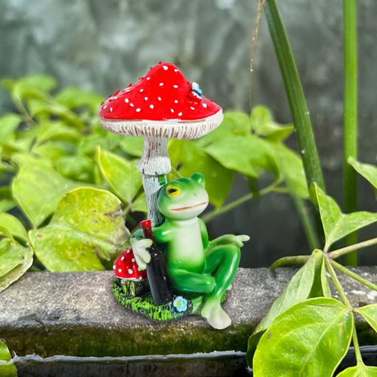 Red Mushroom Drinking Frog Statue Holding Beer Bottle Sitting Frog Resin Figurine Animal Sculpture Indoor Outdoor Garden Decoration Ornament