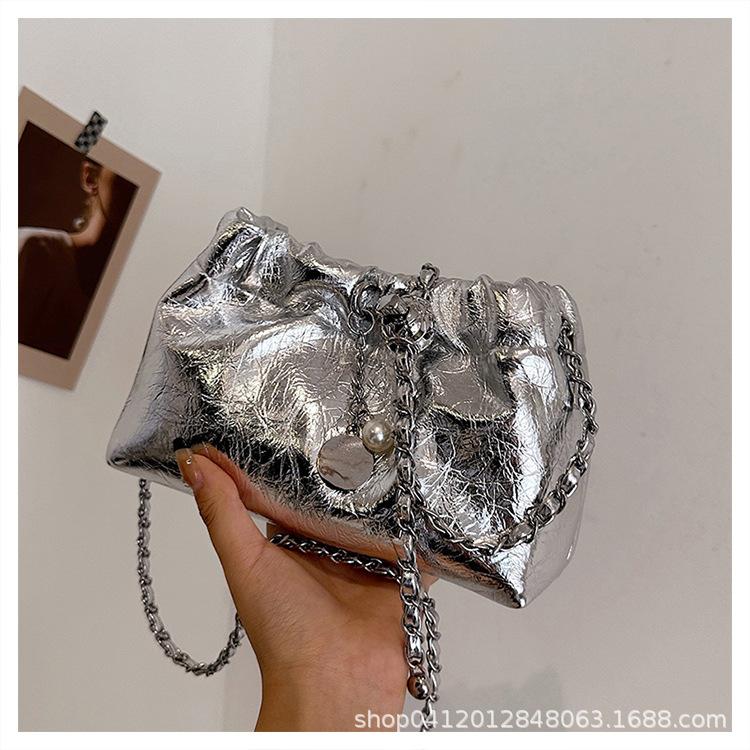 

Silver fashion burst pattern bucket bag 2025 new Internet celebrity super fire messenger bag this year popular commuter shoulder bag серебряный
