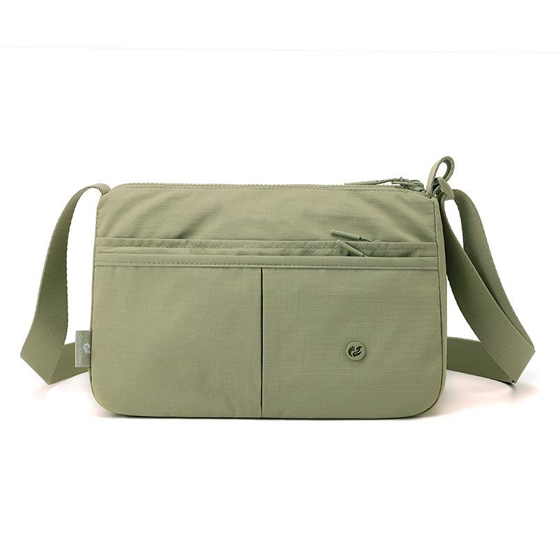 Borsa a tracolla sottile con tasche frontali e tracolla regolabile in nylon tinta unita