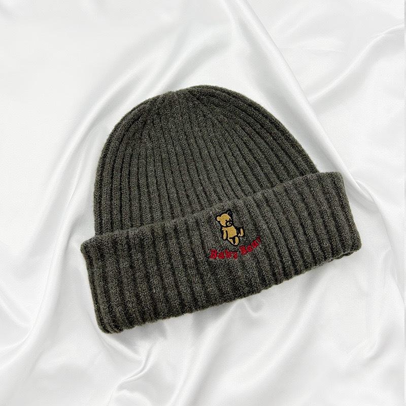 

Осенью и зимой новая теплая шерстяная шапка для защиты ушей показывает маленькое лицо, холодная шапка для мужчин, корейская милая вышивка маленькая энергетическая вязаная шапка для женщин M（56-58cm）