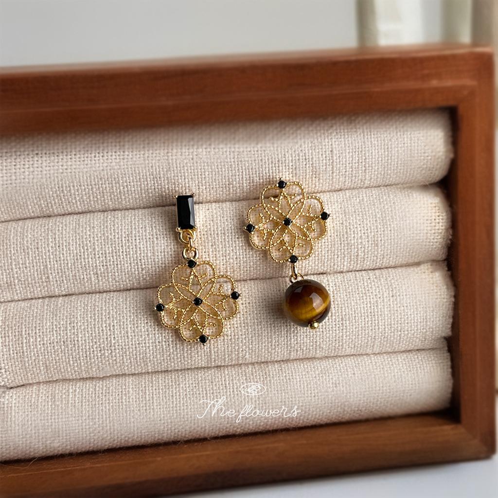 Серьги с тигровым глазом, микропосыпка цирконами, серебро 925 пробы, асимметричный дизайн, текстура, геометрические серьги, Серьги