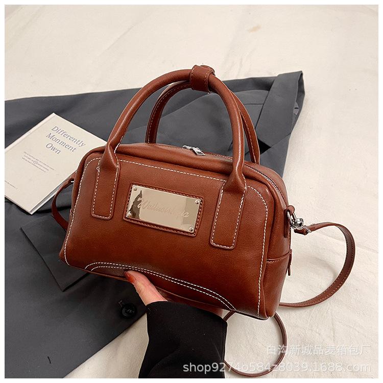 

Portable commuter bowling bag women s bag 2025 new retro niche pillow bag fashion shoulder messenger bag tide коричневый