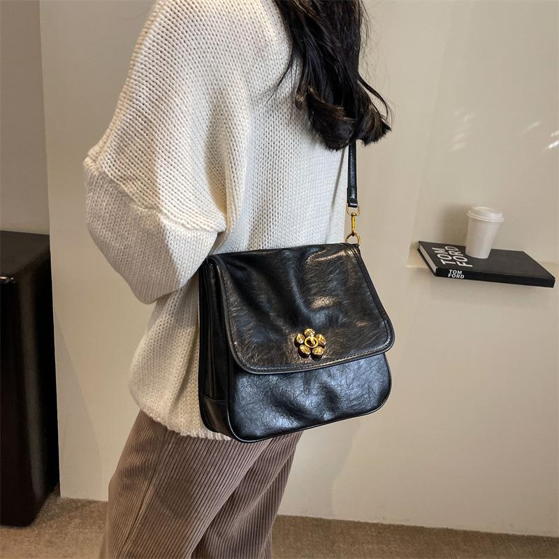This year, popular small bags are women's autumn and winter versatile 2023 new retro shoulder messenger bags, women's popular small square bags.