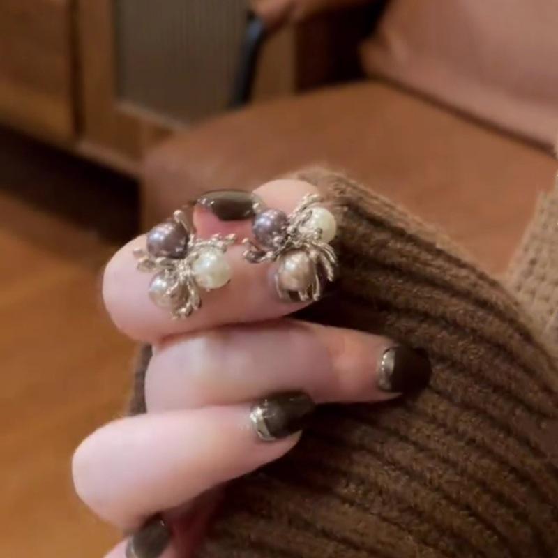 Silver Needle Pearl Flower Earrings: Light Luxury, High-End Design, Niche Autumn/Winter Accessories