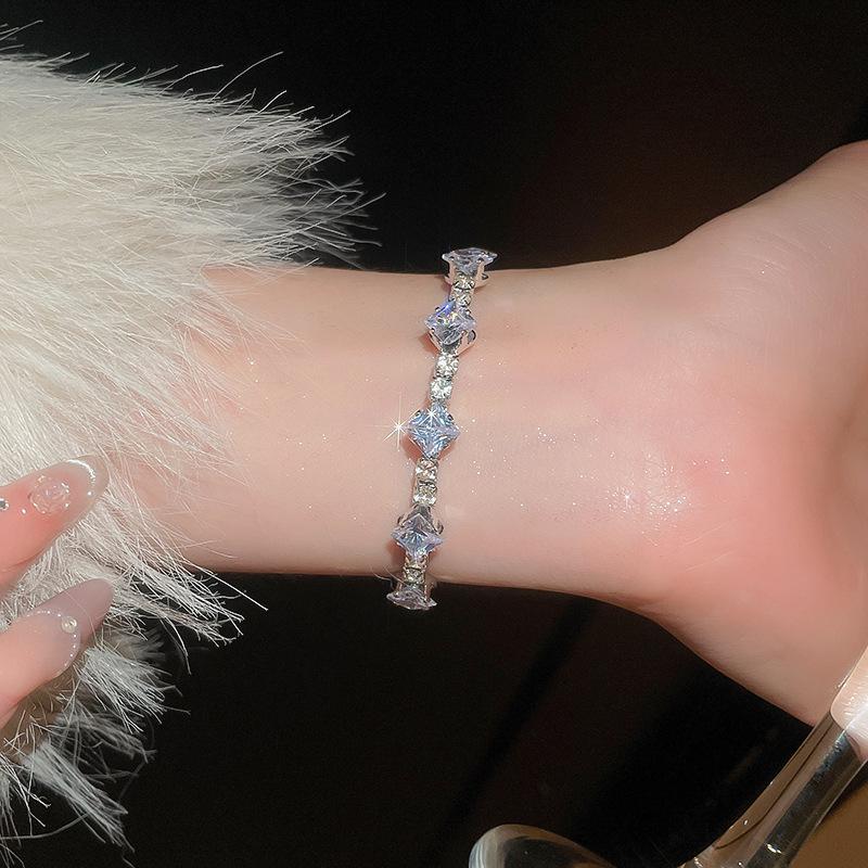 Minimalist Textured Flower Bracelet: Chic, Versatile, High-End Fashion Jewelry for Women