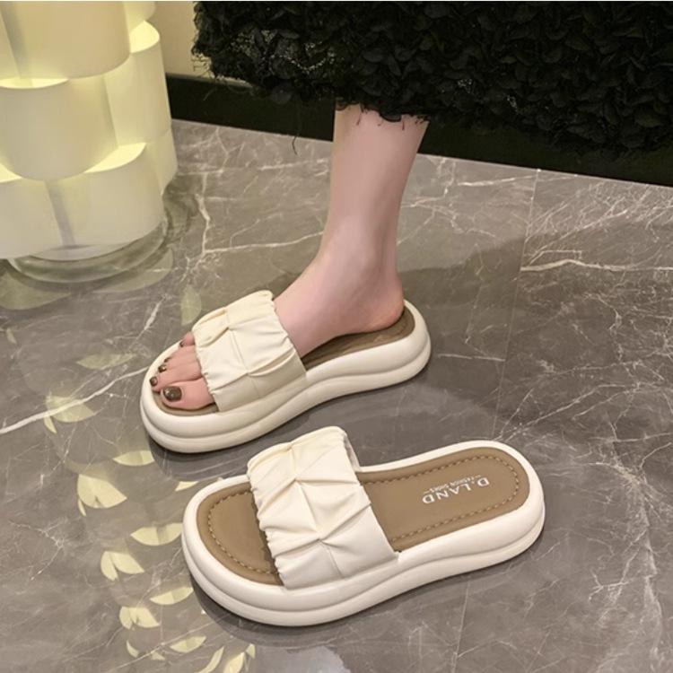 Slippers Women's Summer Wear 2025 New Fashion Thick-bottomed Muffin Sandals Internet Celebrity Super Fire Beach Folds