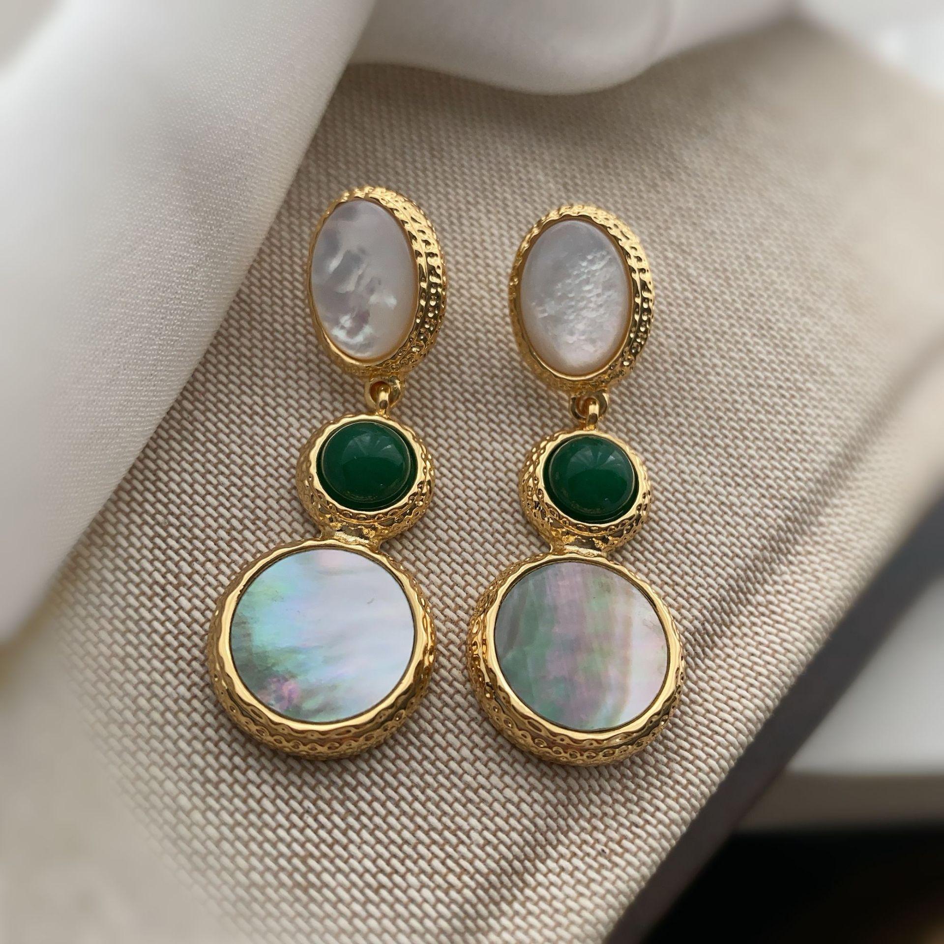 

New electroplated 11K real gold earrings, natural gray shells, European and American fashion light luxury style retro high-end versatile earrings.