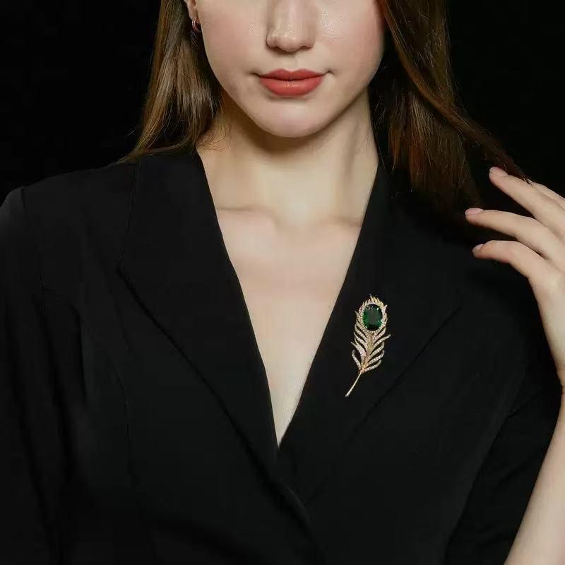 Nordic Chic Luxury Rhinestone Feather Brooch: Elegant Diamond-Studded Pin for Women's Coats and Blazers