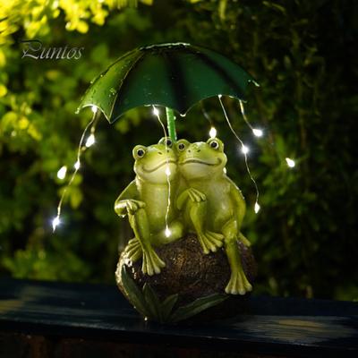 Frog Couple Solar Light Durable Resin Construction Waterproof UV Resistant Frog Holding Umbrella Sculpture with LED Light