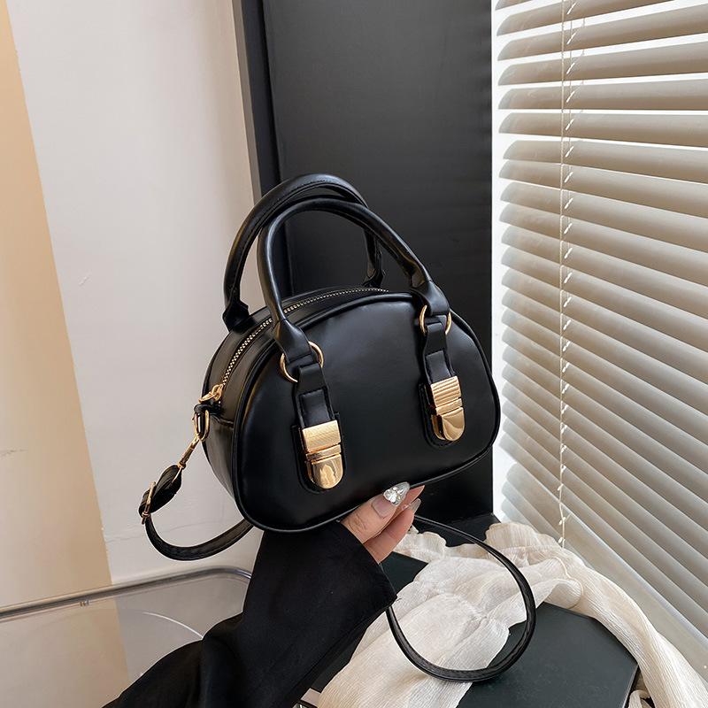 

Korean portable bowling bag women s 2025 new niche retro shell bag high-end versatile messenger bag чорний