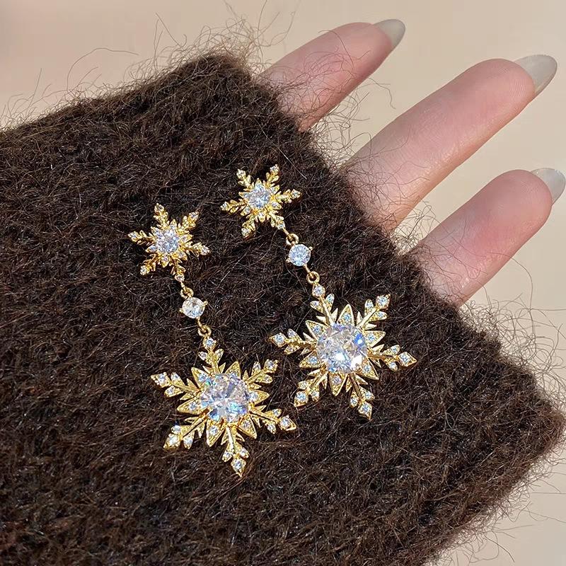 French exquisite zircon snowflake earrings, stud earrings, fashionable personality, sweet earrings, women