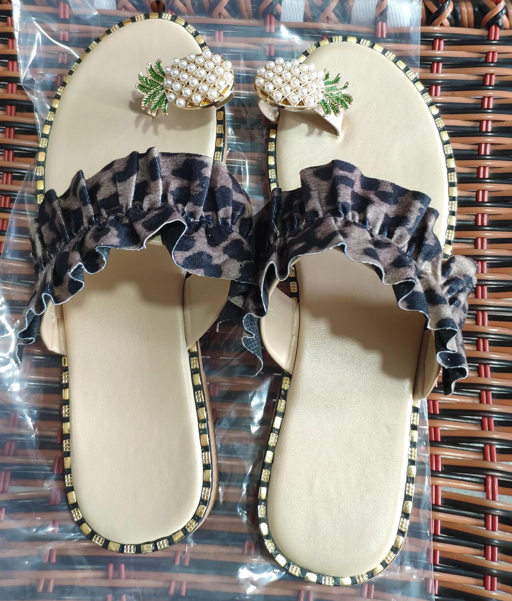 

2025 summer European and American new fashion pearl toe large size outer wear flat bottom lace women s cool slippers foreign trade spot 43 цветной печати леопарда