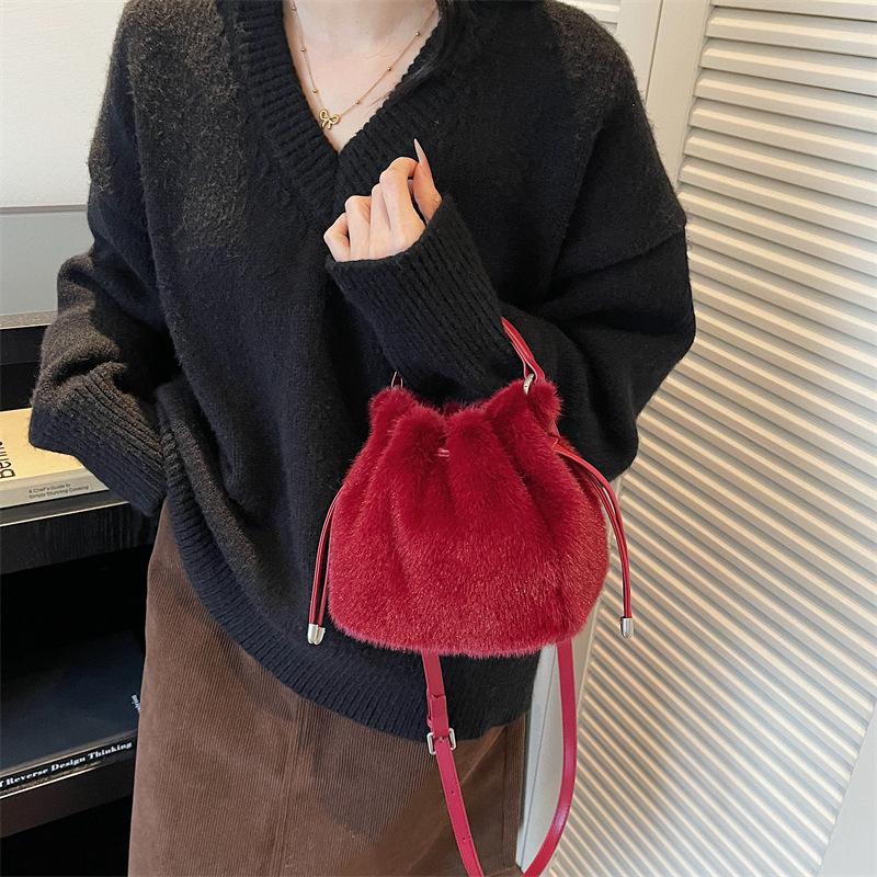 Winter New Fluffy Textured Casual Crossbody Bags Women Fashi Bucket Bag Korean Style Simple and Versatile Handle Shoulder Bag