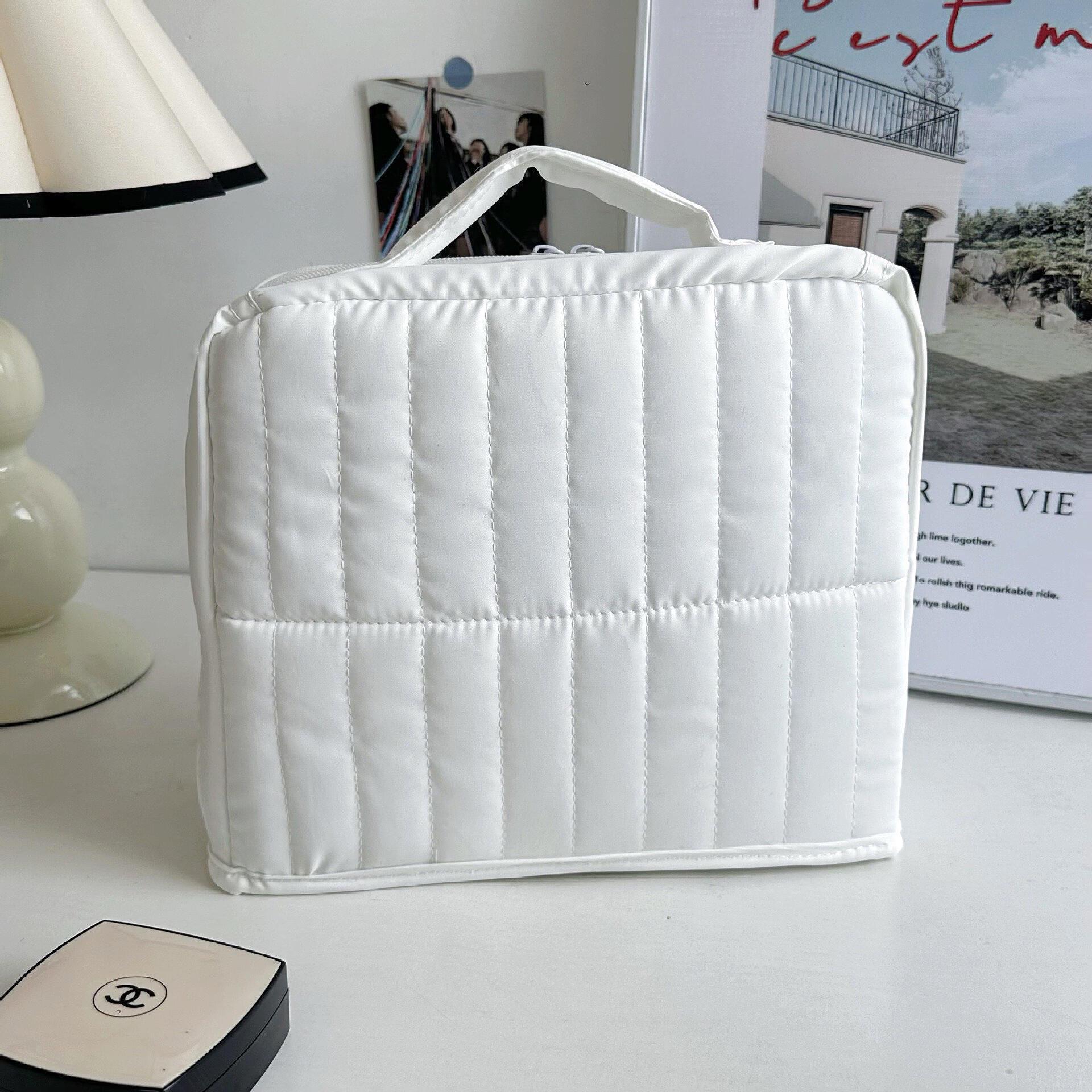 

Women s Portable Travel Toiletry Bag - Large Capacity, High-End, Multifunctional Makeup and Cosmetics Storage. 24*8*20 cm