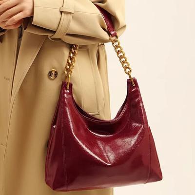 El Bolso Rojo Exuda un Sentido de Sofisticación para las Mujeres. El Bolso de Cuero Brillante para el Hombro es Adecuado para el Uso Diario Como un Bolso Cruzado de Boda
