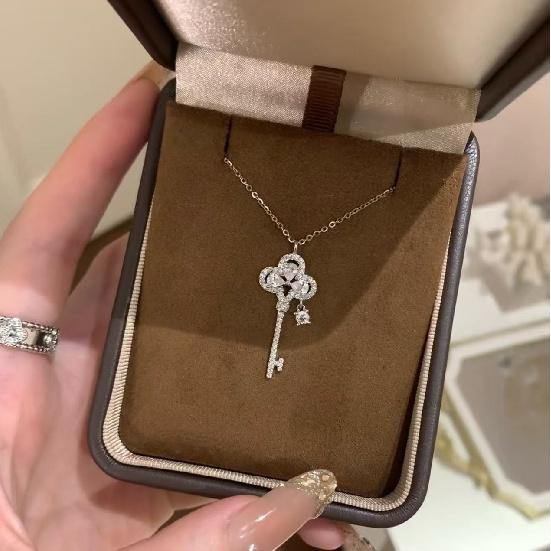 Crown Key Pendant Necklace Jewelry With Diamonds, Simple And Versatile Collarbone Chain