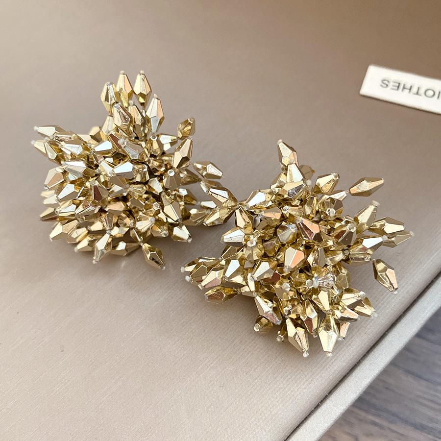 Silver needle new cut exquisite fashion flower stud earrings European and American retro temperament earrings light luxury high-end earrings women
