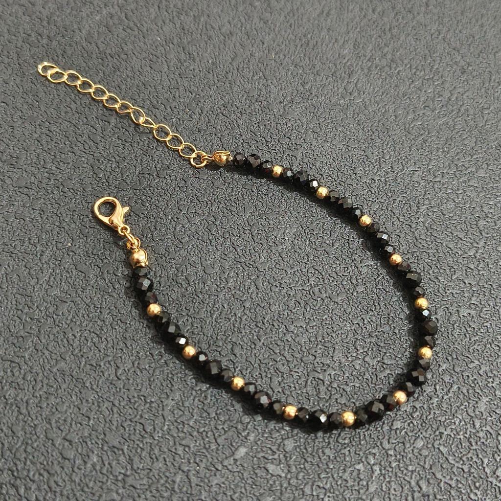 Nouvelle arrivee: Ensemble collier et bracelet faits main en perles de cristal noir pour femmes avec perles dorées - Élégant, Polyvalent, Style Célébrité