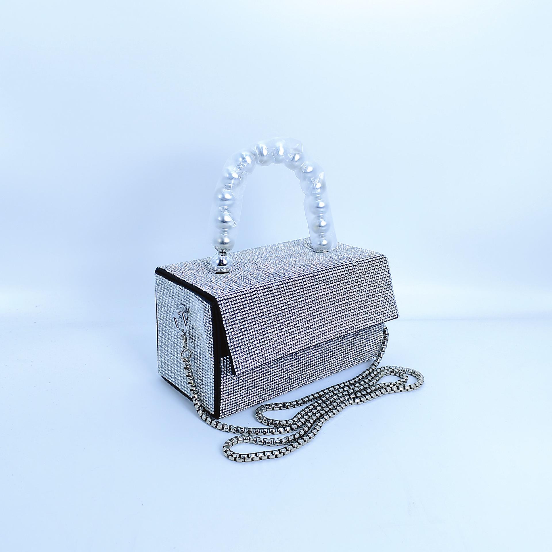 

Вечерняя сумочка с цепочкой и блестящими бриллиантами в виде бабочки и цветка