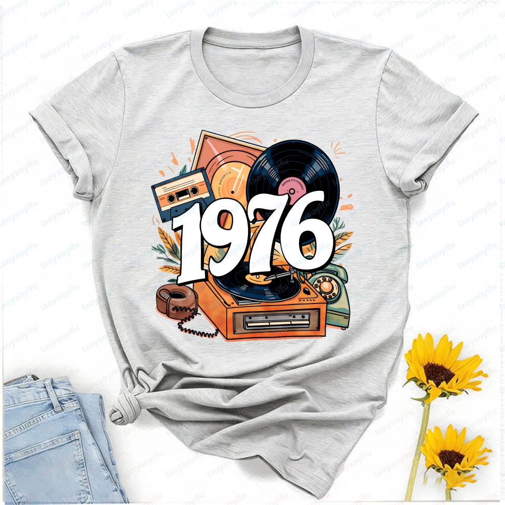 1976 Retro Music T-Shirt Graphic Tee with Record Player & Cassette Tape, Ideal 50th Birthday Gift for Nostalgic Music Lovers S разноцветный