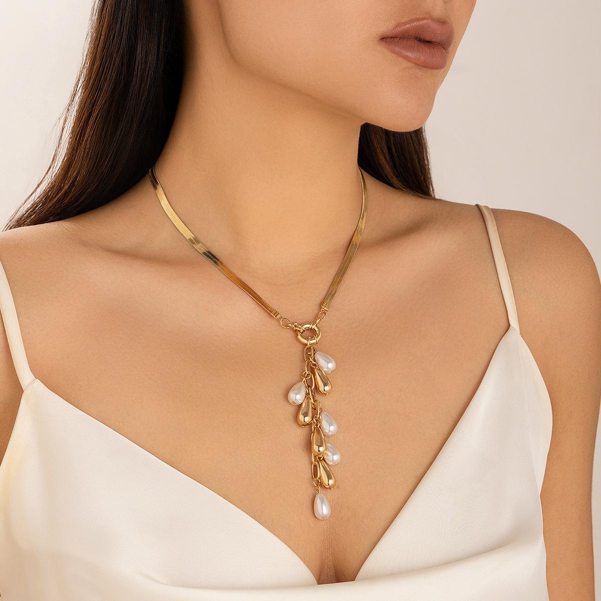 

Baroque court style imitation pearl fringed necklace retro geometric flat snake bone necklace decoration snow soft