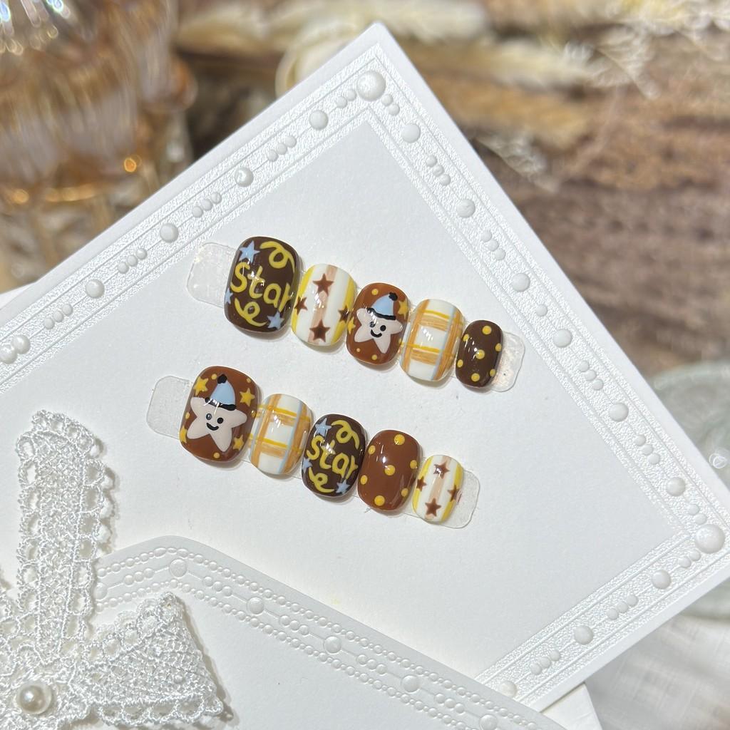 [5in1 Toolkit+HANDMADE]Handmade Press On Nail Cute Brown Hand-painted Cartoon Checkered Stars Short Round Fake Nail Patch Artificial Nail Reusable