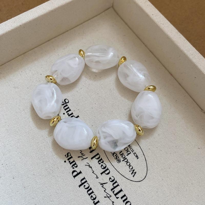 Irregular acrylic oval bracelet, sweet temperament bracelet, fashion niche design bracelet.