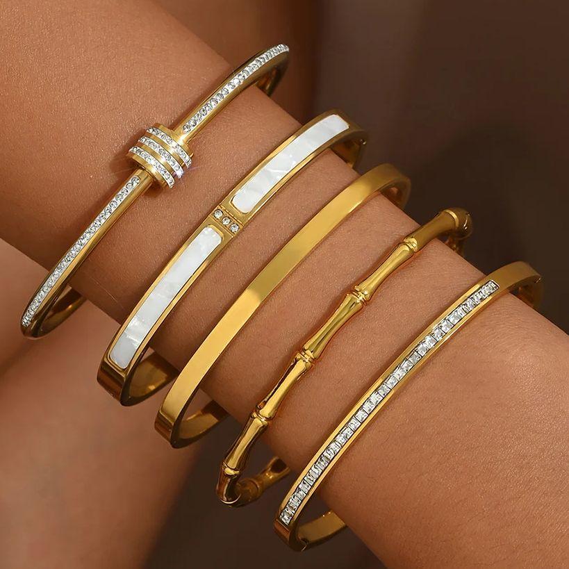 Europe and the United States Hot Stainless Steel Four-leaf Clover Lucky Bracelet Fashion Women's Nail Bracelet Gold Bangles