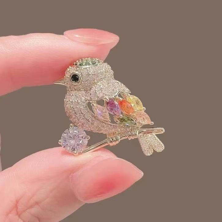 Exquisite Japanese Style Magpie Brooch: Cute Colorful Lapel Pin with High-End Design