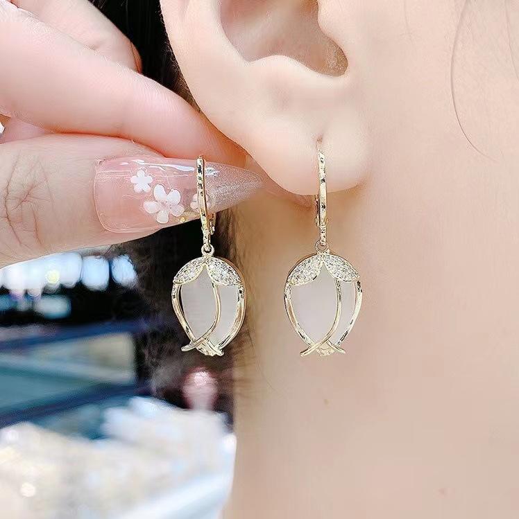 2023 High-End Tulip Ear Cuffs with Cat's Eye Stone Flower Dangle Earrings - Light Luxury and Versatile Fashion Jewelry