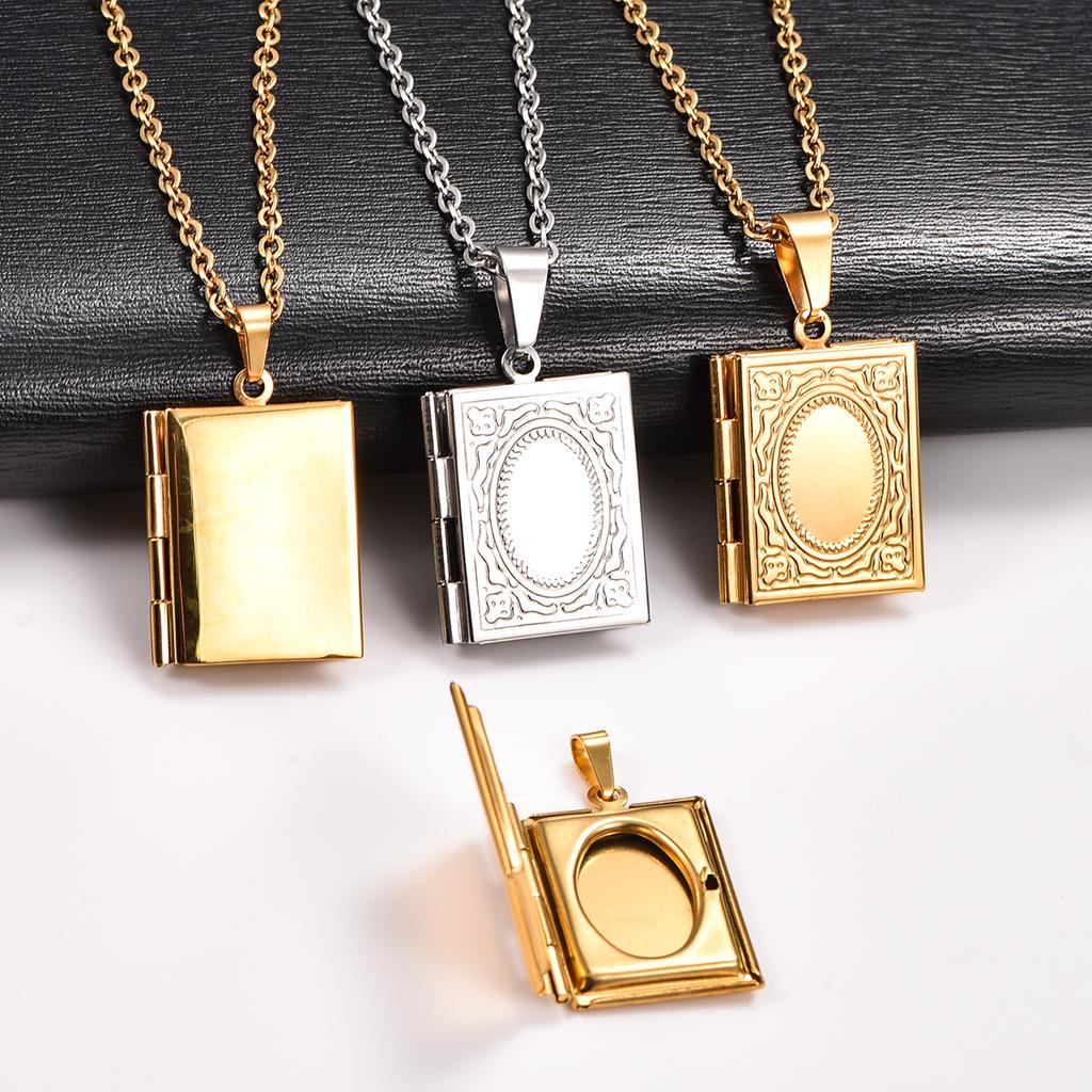 Collana con Ciondolo Medaglione Portafoto a Forma di Libro in Acciaio Inossidabile per Donne Uomini Intagliato Apribile Cornice per Foto Catena Charms Gioielli in Metallo