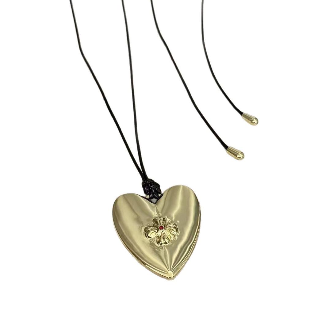 French Elegant Heart Necklace - Chic Pendant with Modern Design, High-End Luxury Sweater Chain