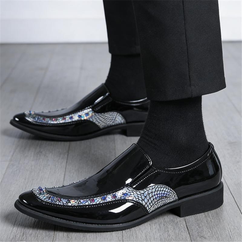 Fashion New Men Gold Black Rivet Slip On Casual Shoes Brand Designer Formal Wedding Dress Homecoming Footwear Zapatos Hombre