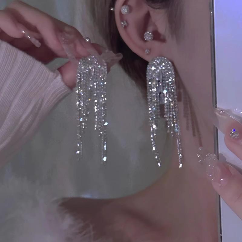 Spicy Girl Vibe: 2025 Sweet & Cool Niche Tassel Earrings - Chic & Slimming Long Design