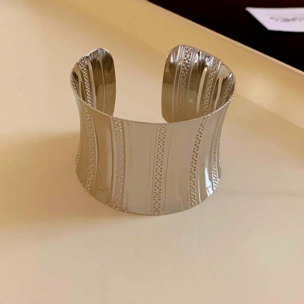 European and American Simple Bracelets, Arm Rings, Niche Cold Wind Temperament Bracelets, High-end Sense and Versatile Jewelry.