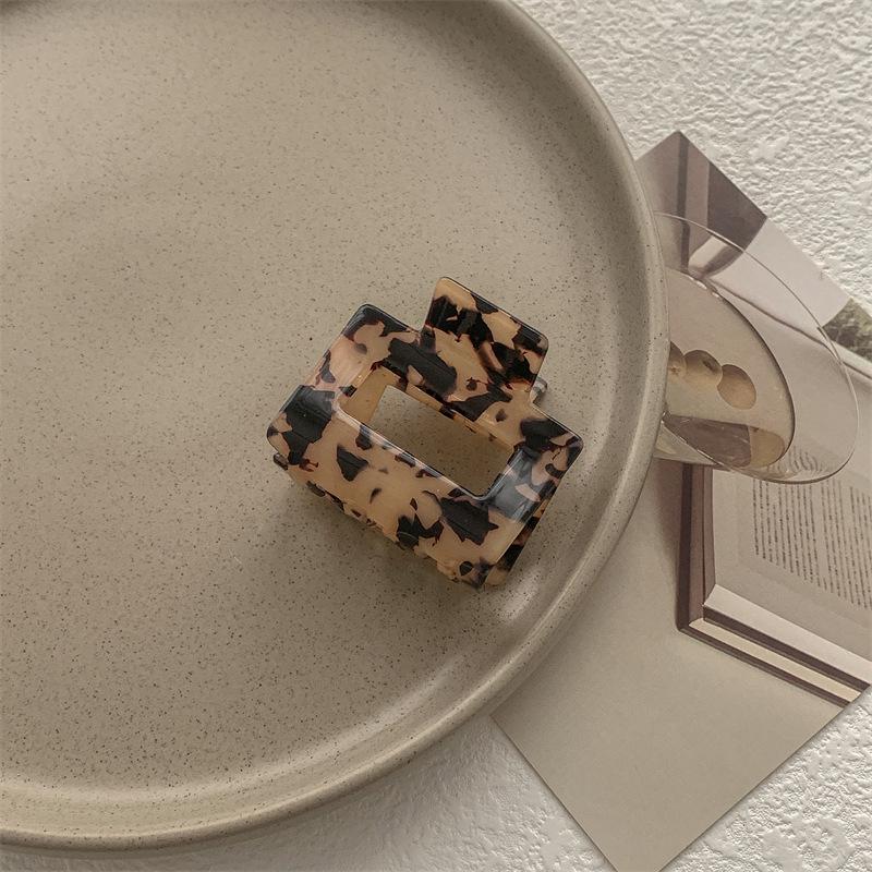 Korean Imitation Acetate High-End Shark Hair Clip - Elegant Hair Accessory for Stylish Looks