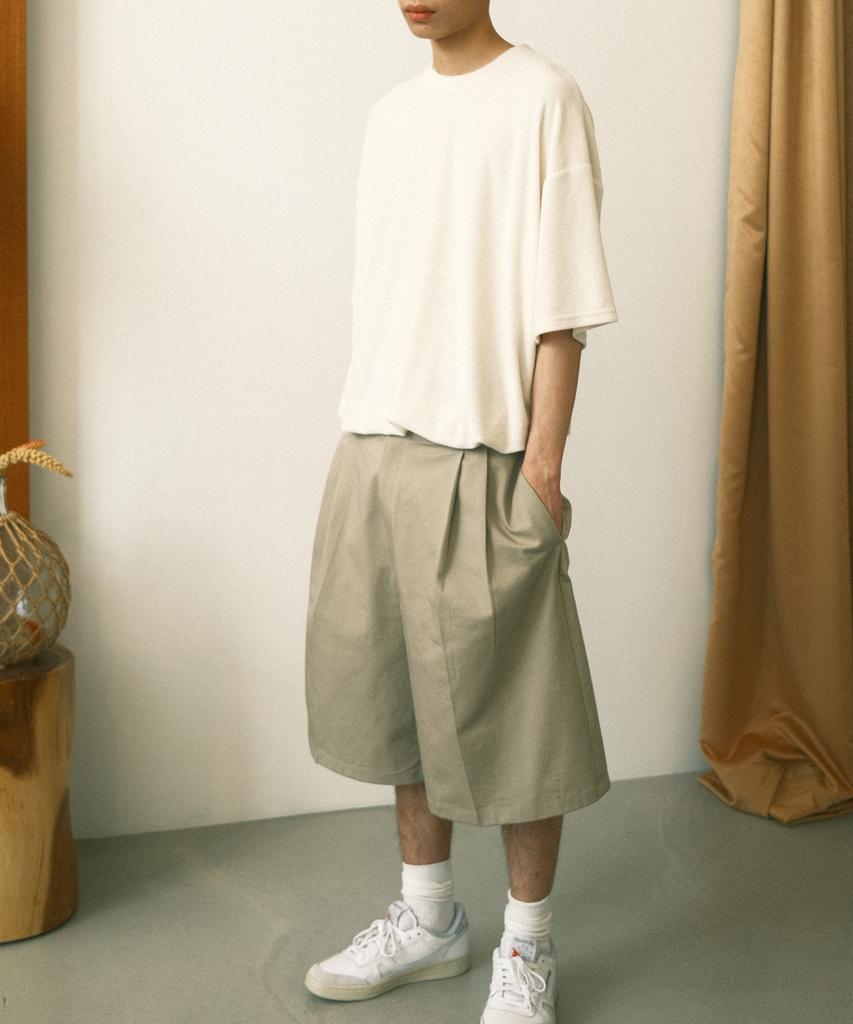 BLUFF Double-Tuck Wide Half-Band Shorts [Beige]
