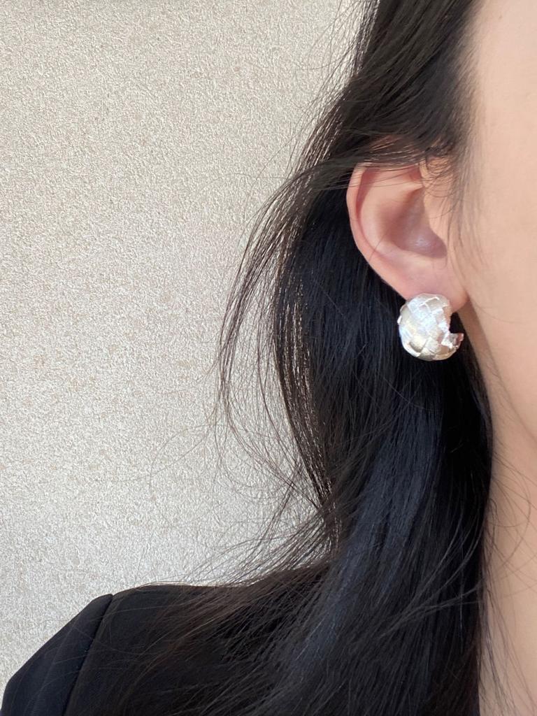 Cross-textured C-shaped stud earrings, cold wind, personalized fashion, commuting, versatile earrings, earrings for women