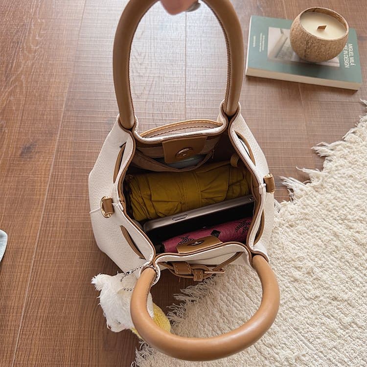 Color matching handbag with bear pendant messenger bag