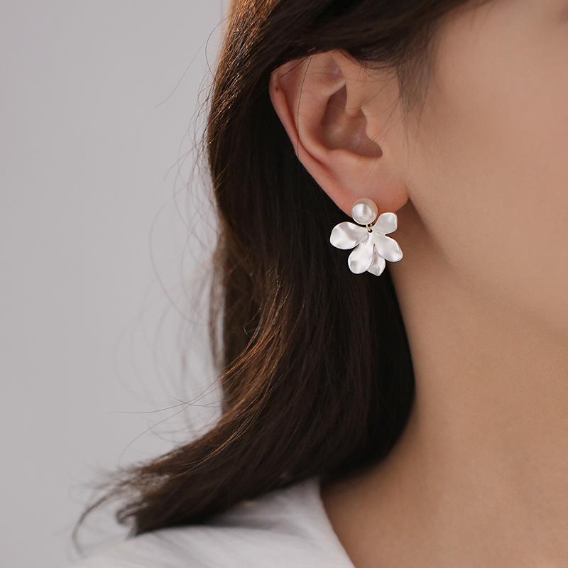 Korean version of the new pearl flower stud earrings Mori small fresh and sweet earrings stylish simple high-end earrings