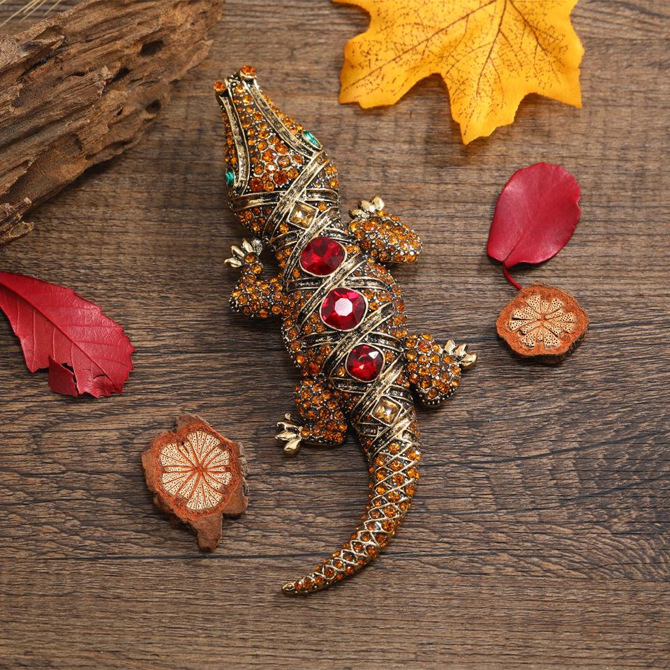 Elegant Alloy Crocodile Brooch with Inlaid Diamonds - Versatile Men's Suit Accessory and Animal Corsage.