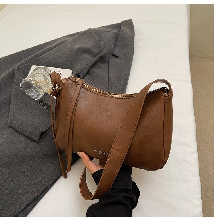 

Premium retro small bag women s 2025 autumn and winter new versatile messenger bag fashion shoulder underarm pillow bag коричневий