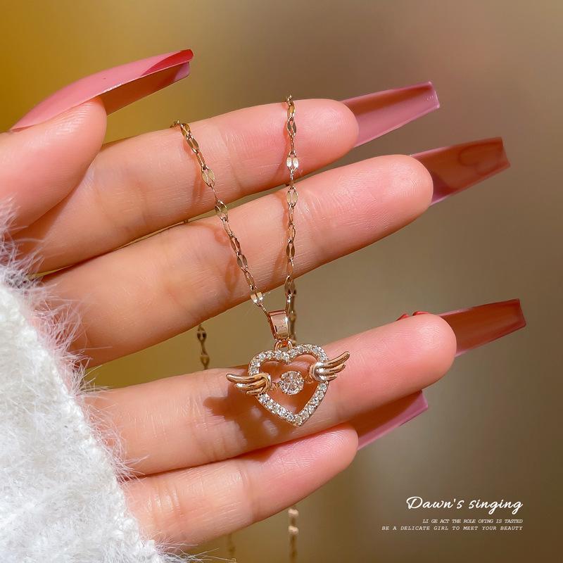 **Lively Women's Necklace: Titanium Steel & Gold-Plated Copper Clavicle Chain**
