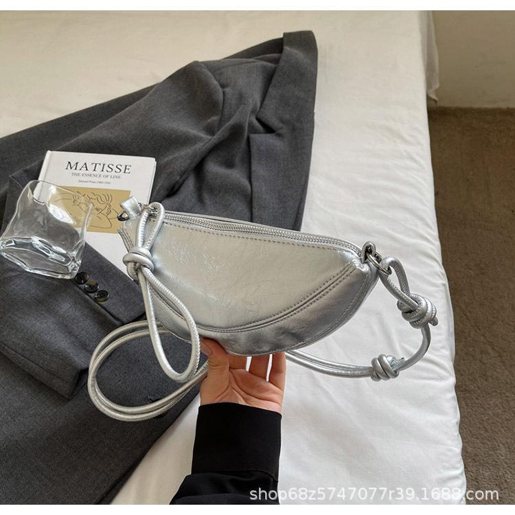 Niche design dumpling bag female messenger bag 2025 new high-end retro casual mobile phone bag fashion commuter bag