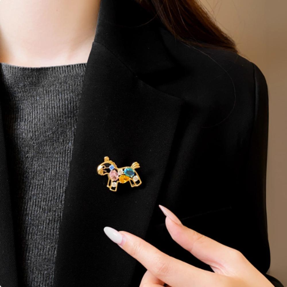Understated Hollow Pony Brooch Light Luxury Crystal Brooch Zodiac Horse Brooch  Women Accessories